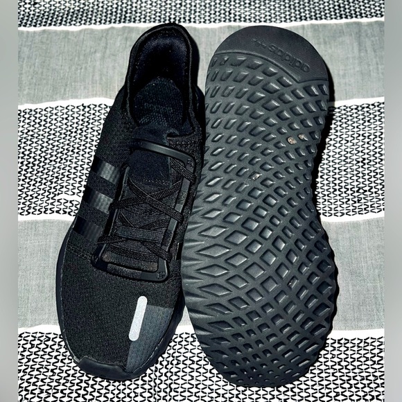 ✨Adidas kid sneakers (unisex)✨ - Picture 2 of 3